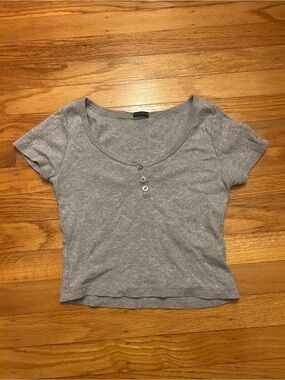 Brandy Melville Gray Patterned Cropped T-Shirt
